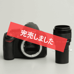 DSLR camera with a lens on a white surface, a red banner across the front reads 'Sold out' (完売しました).