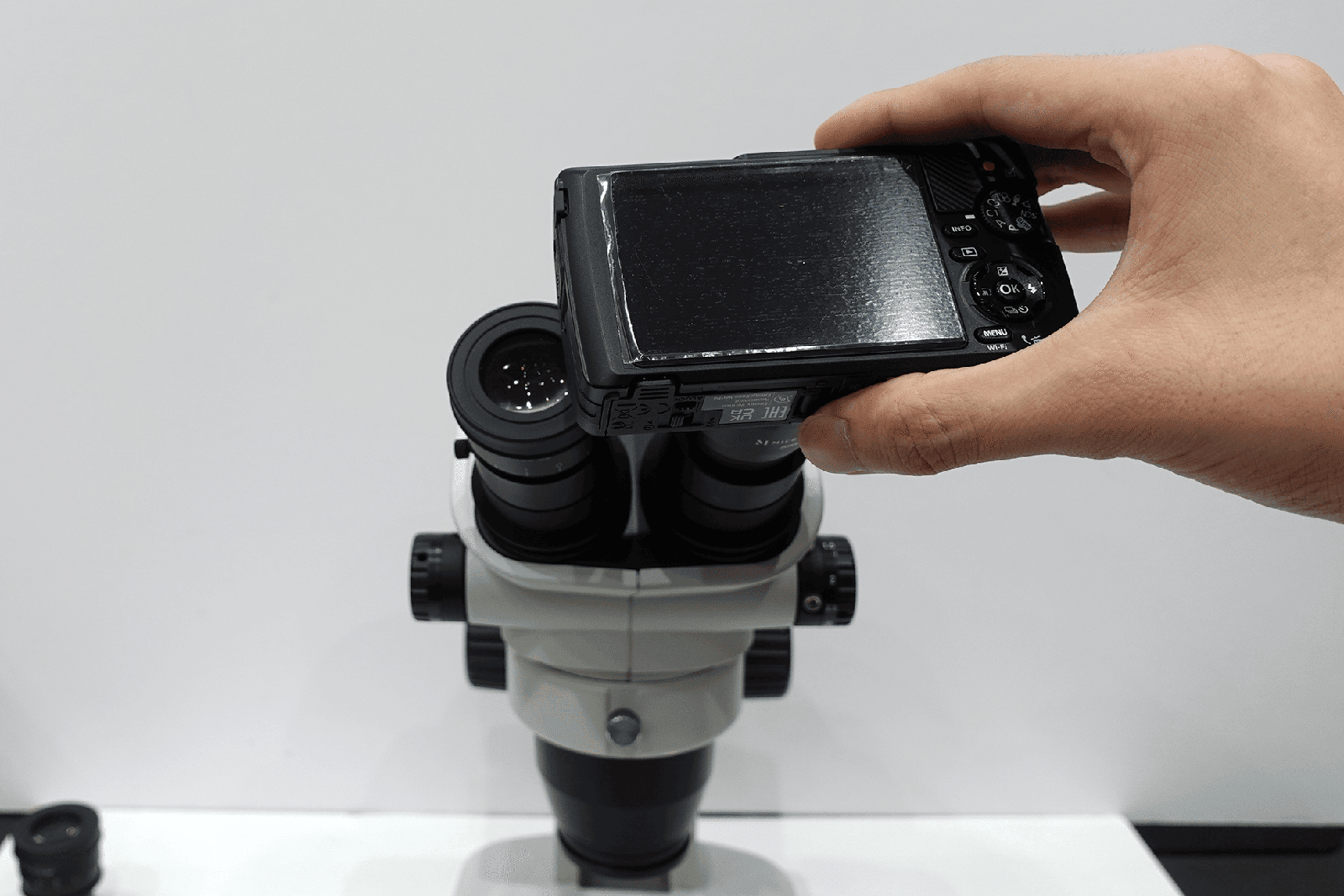 TG-7がアダプターにカチッと固定されたところ