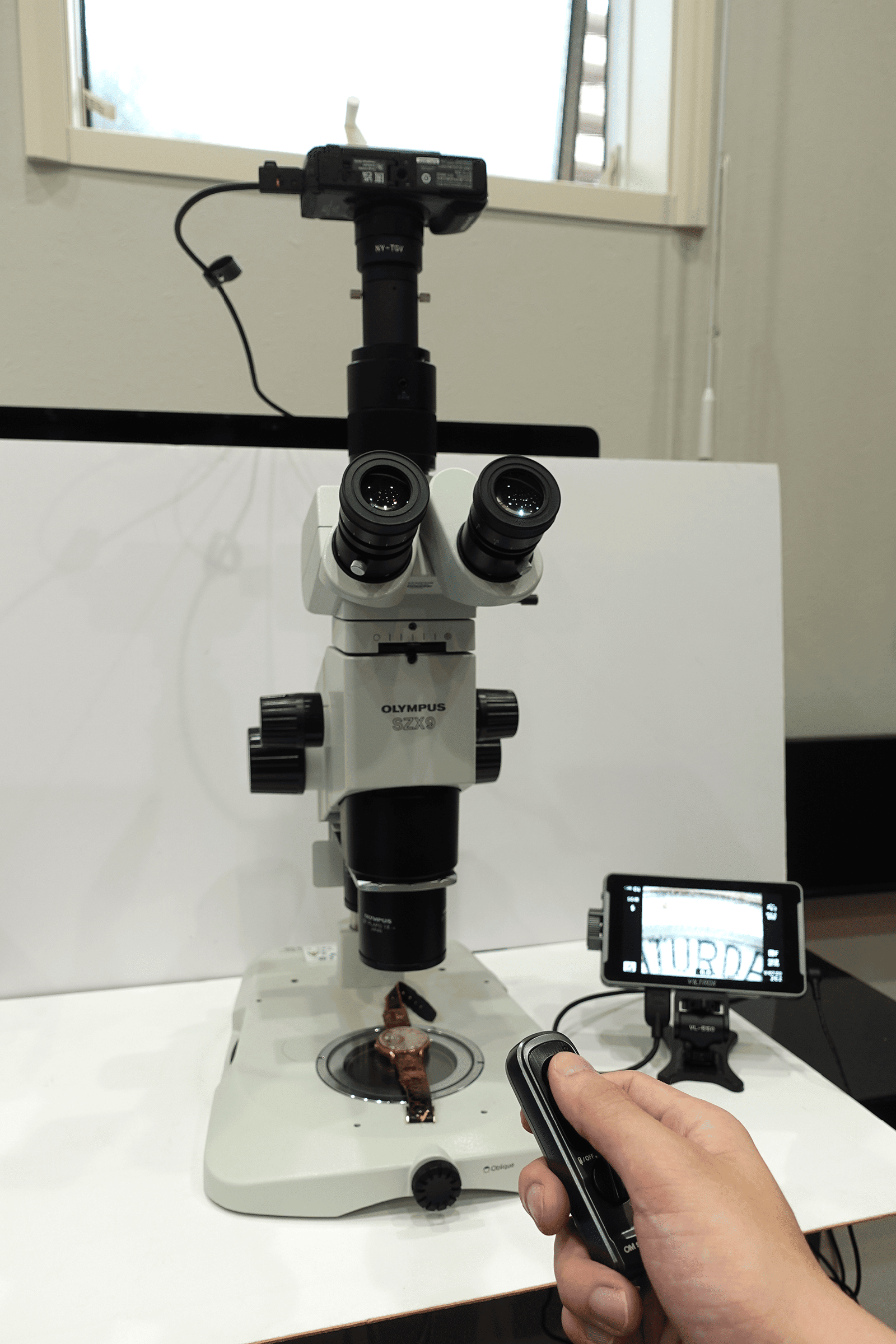 三眼顕微鏡に取り付けたTG-7に、外付けモニター DC-550PRO-M とリモコンを接続した全体像